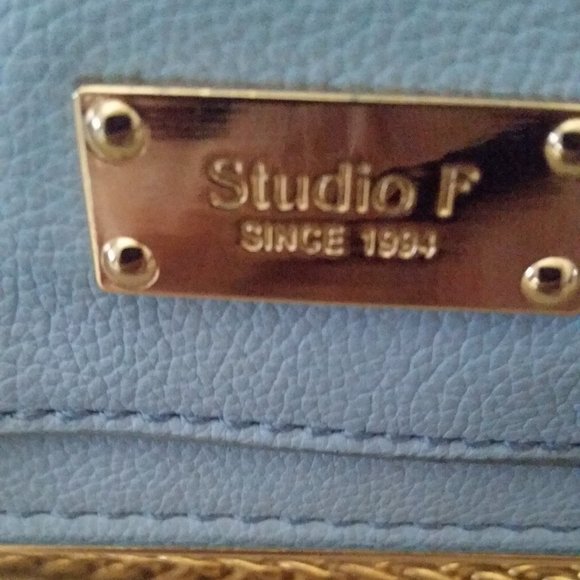 Studio F powder blue crossbody bag with gold hardware EUC - Picture 3 of 7